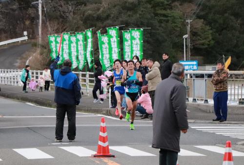 沿道には、幼稚園や保育園の園児、小中学校の児童・生徒を始め、たくさんの方が応援に駆けつけ、「がんばれー！」と選手に熱い声援や拍手を送っていました