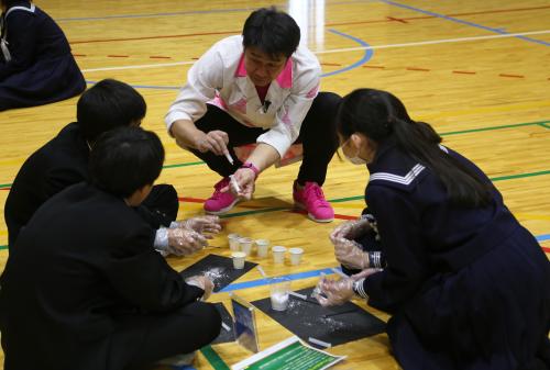 ふるさと教育の一環として、市内の中学生を対象にサイエンスクリエーター「善ちゃん先生」による、津久見の資源と科学を掛け合わせた実験パフォーマンスが開催されました