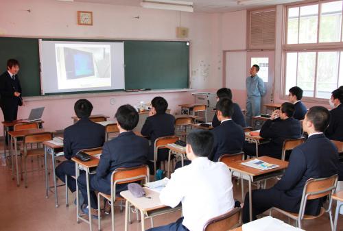 ２月１０日、一市一校である津久見高校の生徒に対し、地場企業への理解を深めてもらうことを目的に、津久見高校で「出張企業説明会」が開催されました