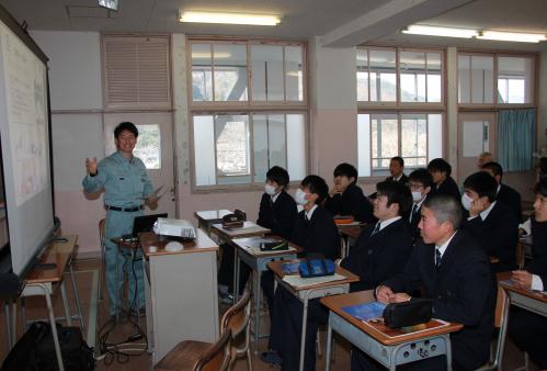 津久見市の鉱工業振興や事業所における技術革新を目的として設立された津久見市工業連合会が主催したもので、インターンシップ等を通じた市内企業の訪問は以前から行っていましたが、企業側が津久見高校に出向き説明会を実施することは、今回が初めての試みです