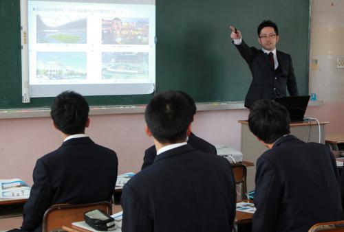 説明会では、津久見市工業連合会に加盟する株式会社鳥繁産業、小代築炉工業株式会社、古手川産業株式会社、大分太平洋鉱業株式会社の４社が自社のパンフレットや紹介映像などを用いて、企業の特徴や業務内容などを紹介しました