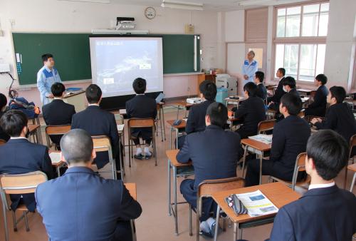 参加した生産機械科、電気電子科の２年生合わせて約８０名の生徒は、初めて知る企業の説明や仕事について、真剣に耳を傾けながら、自身の将来について考えるよい機会を得ることができました