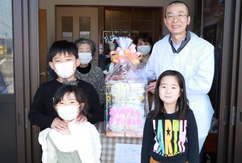 市内飲食店「みなとや」に子どもたちがバラの包装紙でできた「ローズベアー」に寄せ書きを添え、感謝の気持ちを持ってプレゼントしました。