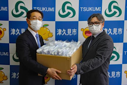 ４月１３日、市内事業所の「創造工房」の中津留公治代表から、医療用高性能マスク２５０枚の寄贈がありました