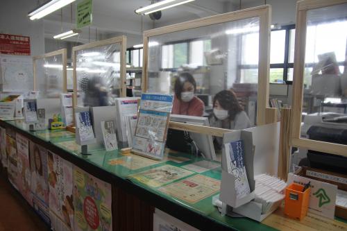 市役所窓口に手作り飛沫（ひまつ）感染防止シートを設置