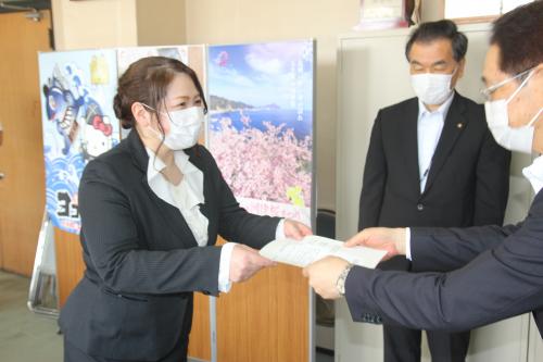 川野市長から辞令が交付されました
