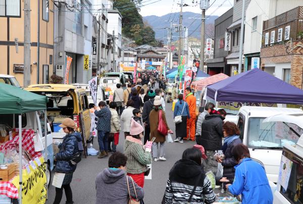 第4回つくみ軽トラ市の様子です