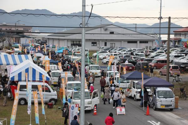 第1回つくみ軽トラ市の様子です