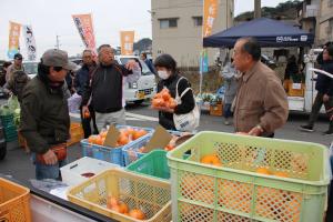 第1回つくみ軽トラ市の様子です