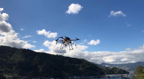 点検飛行中のドローン