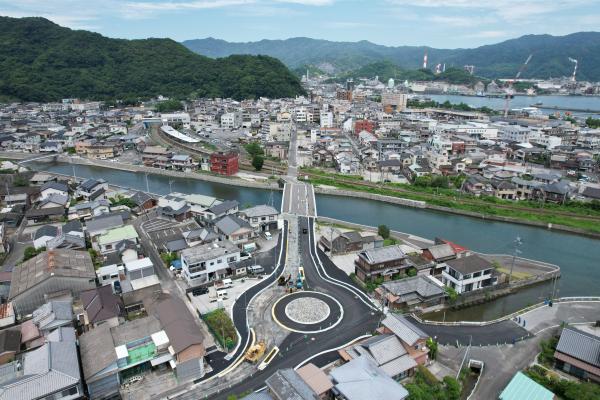 片側の舗装工が終了しました。